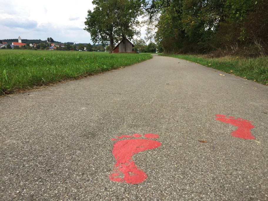 Immer den roten Fußspuren folgend...