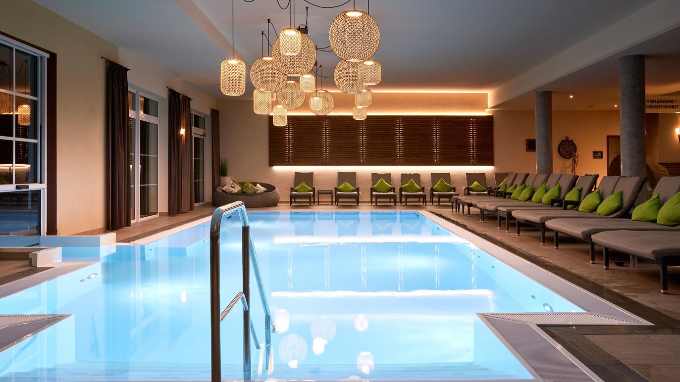 Innenpool beleuchtet Abend