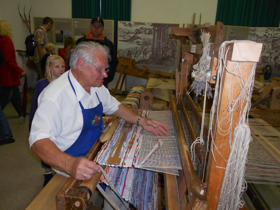 Hr. Wagner beim Weben vom Fleckerteppich