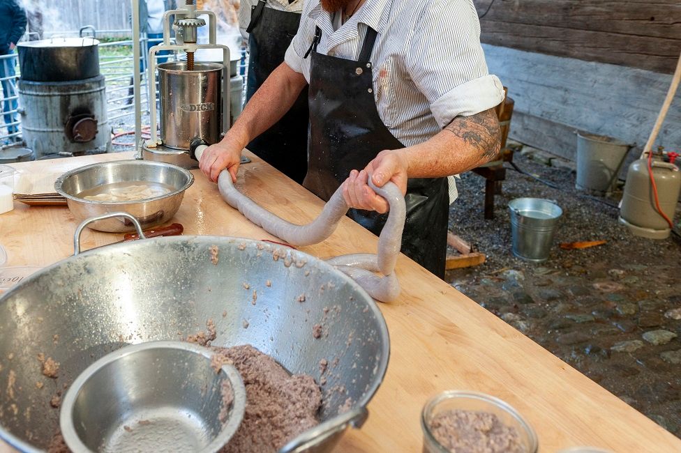 Verarbeitung zur Wurst_Hausschlachtung_Foto Brauchle