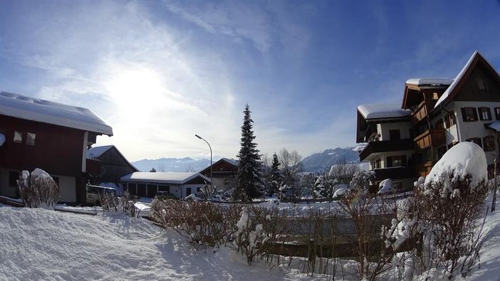 Blick von der Terrasse auf die verschneiten Hörner