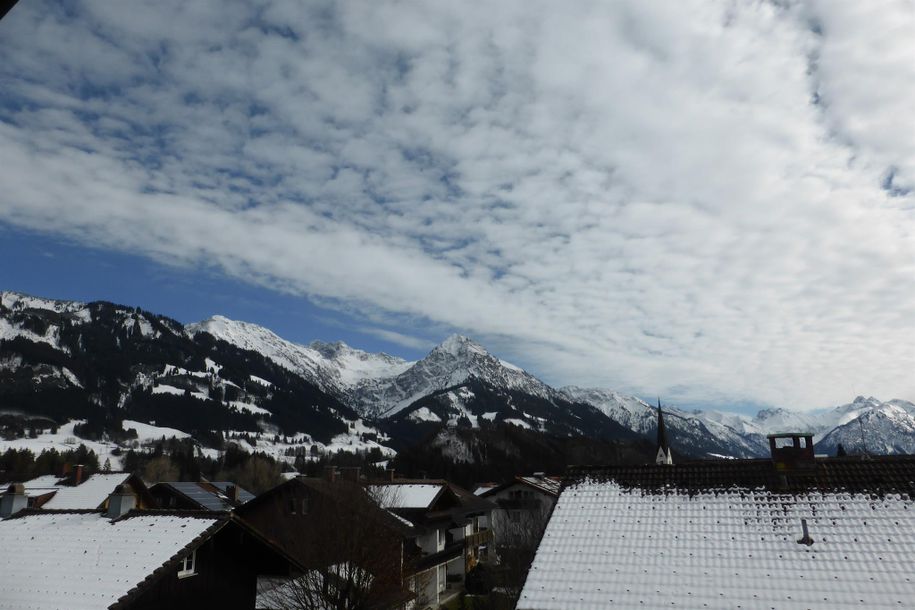 Balkonaussicht auf die Allgäuer Bergwelt