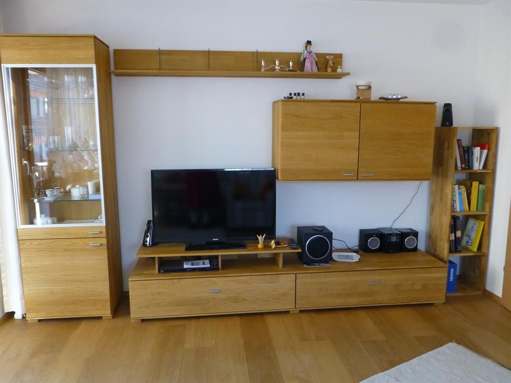 Moderne Anbauwand aus Holz mit TV, Blu Rain, Radio