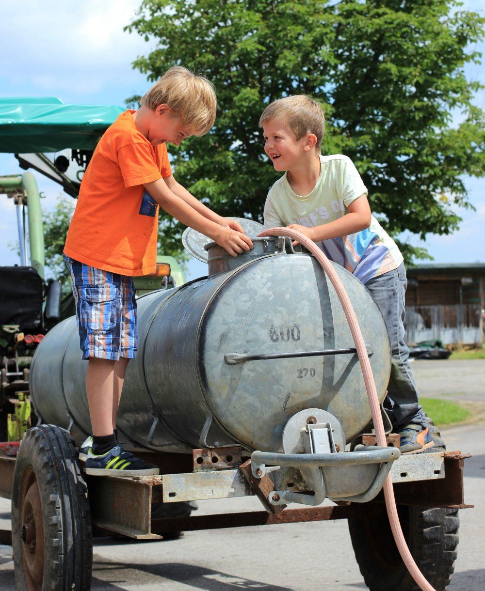 Kinderspass am Wasserfass :)