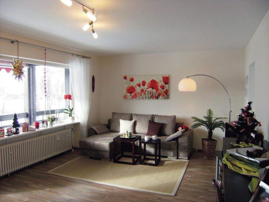 geräumiges Wohnzimmer mit TV-Flachbildschirm