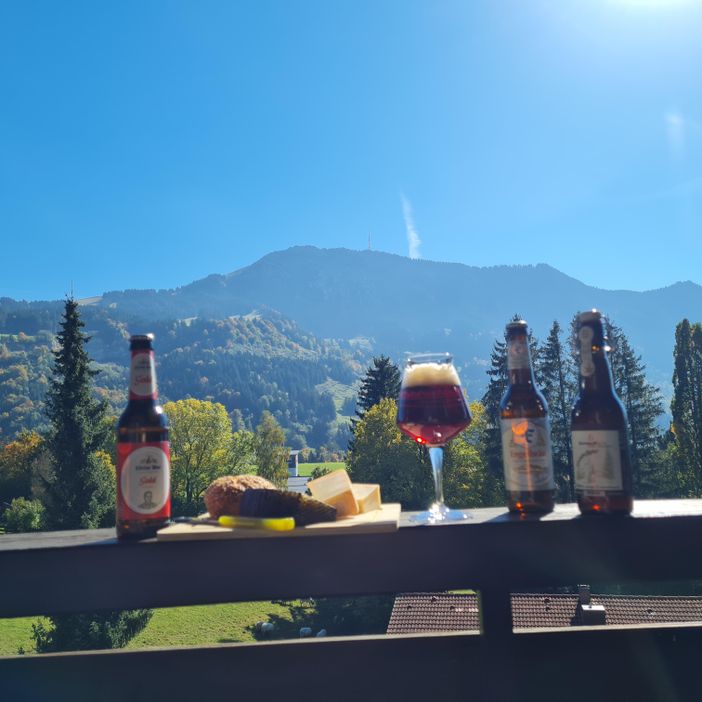 Auszeit auf dem Balkon nach der Wanderung