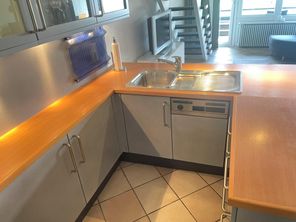 Küche mit Geschirrspülmaschine