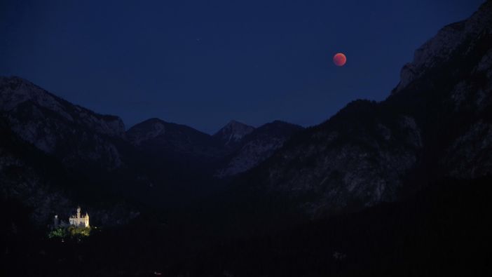Roter Mond über Neuschwanstein-verkleinert (2)
