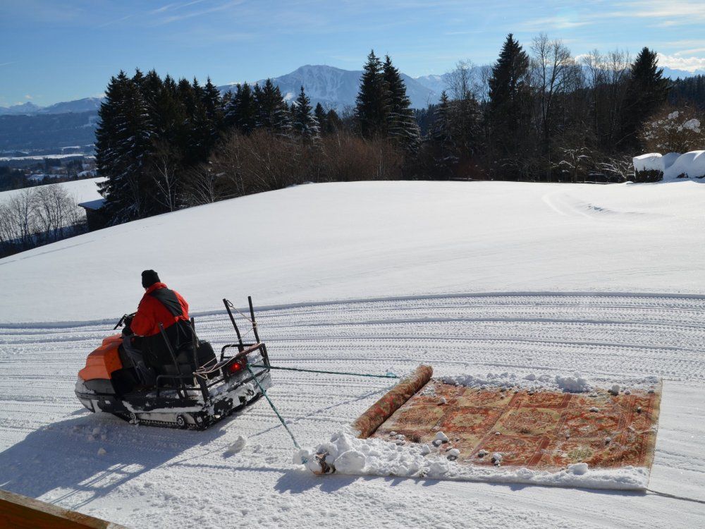 auf dem Schneeteppich mitfahren