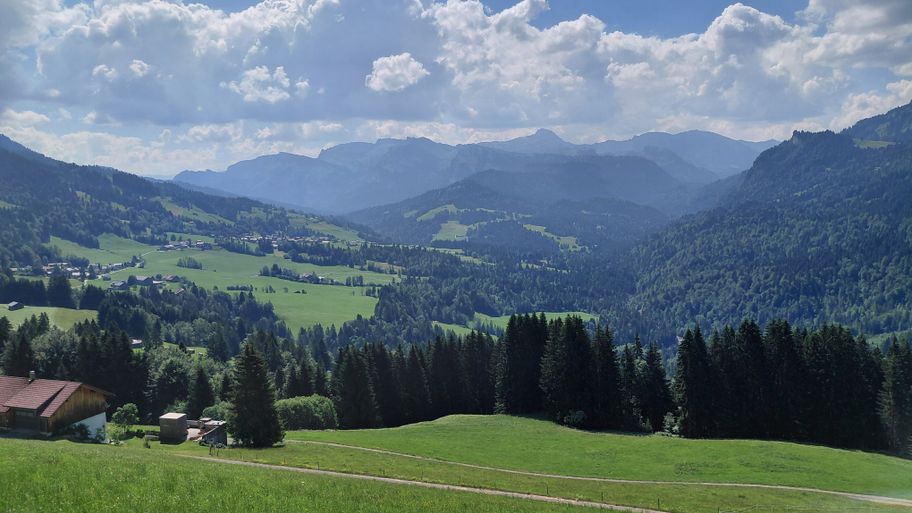 Blick auf Sibratsgfäll und das dahinterliegende Gottesackerplateu