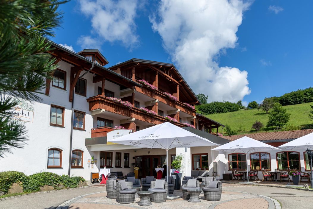 Königshof Eingangsbereich/ Terrasse