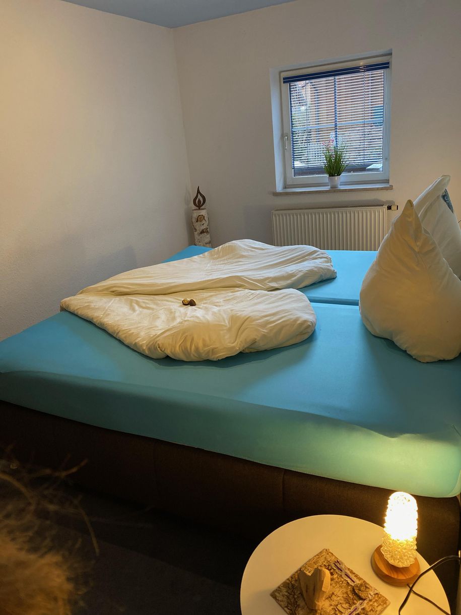 Schlafzimmer Bett 2 m x 2 m