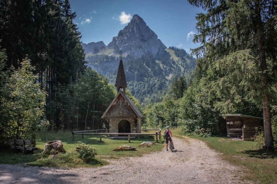 Gedenkkapelle am Wankerfleck mit Blick auf den Geiselstein
