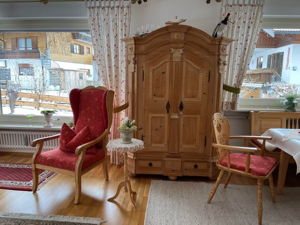 Leseecke mit Bauernschrank und Essecke