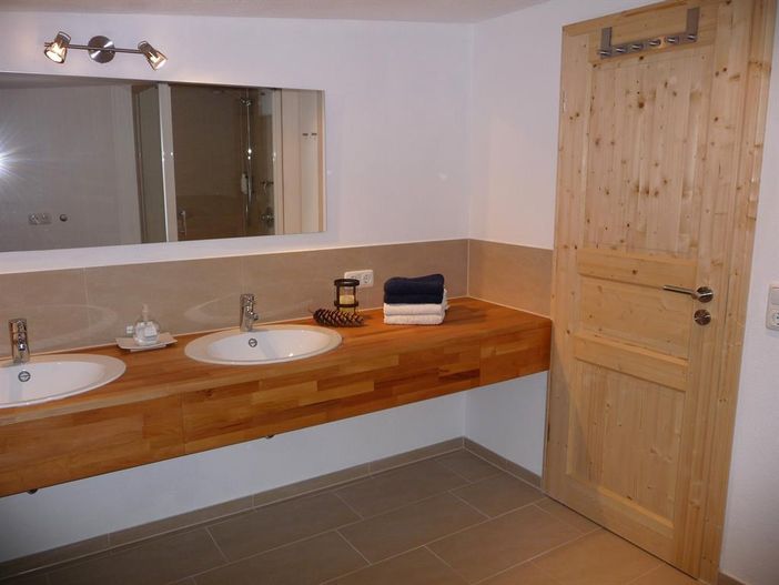 Bad mit Dusche und Fußbodenheizung