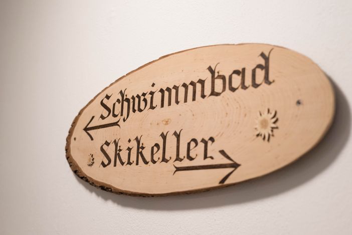 Hinweisschilder im Treppenhaus