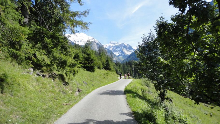 Breiter Radweg im Oytal bei Oberstdorf