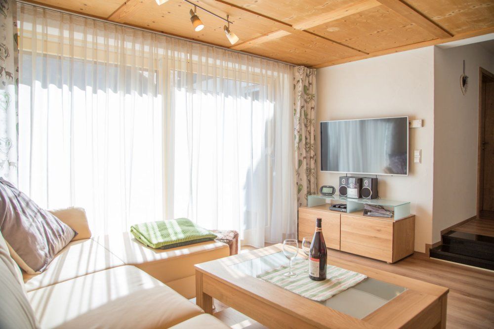 Wohnzimmer mit großem Flat-TV