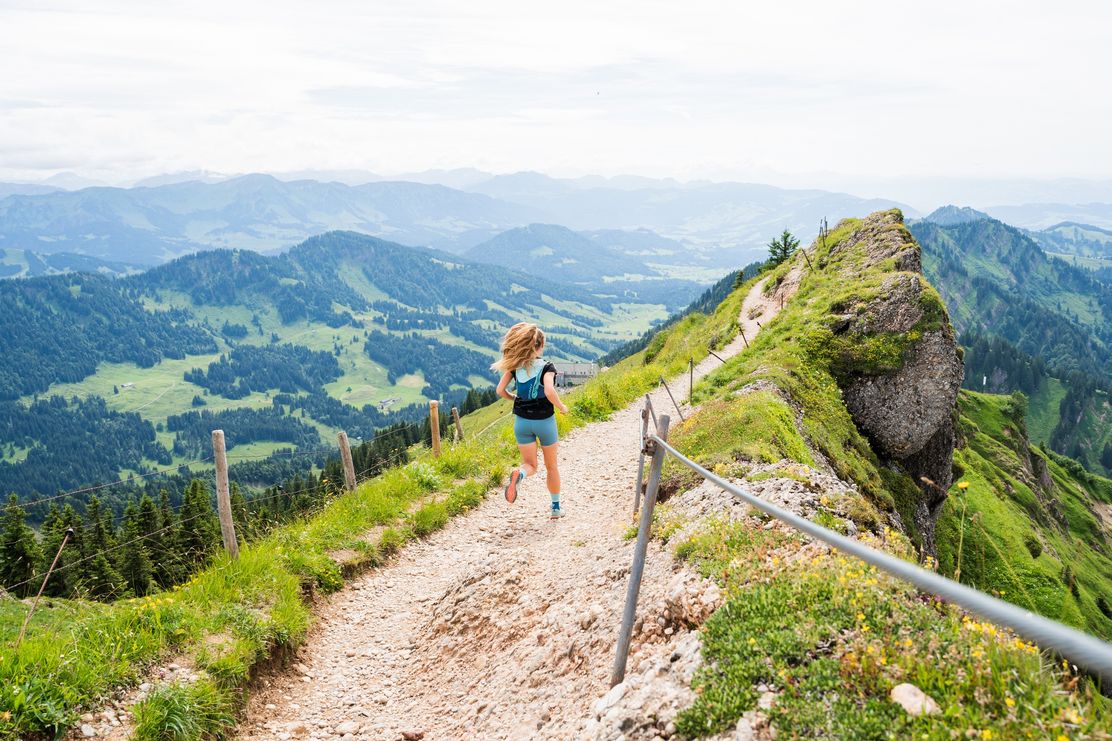 Die letzten Meter vom Hochgratgipfel zur Bergstation der Hochgratbahn