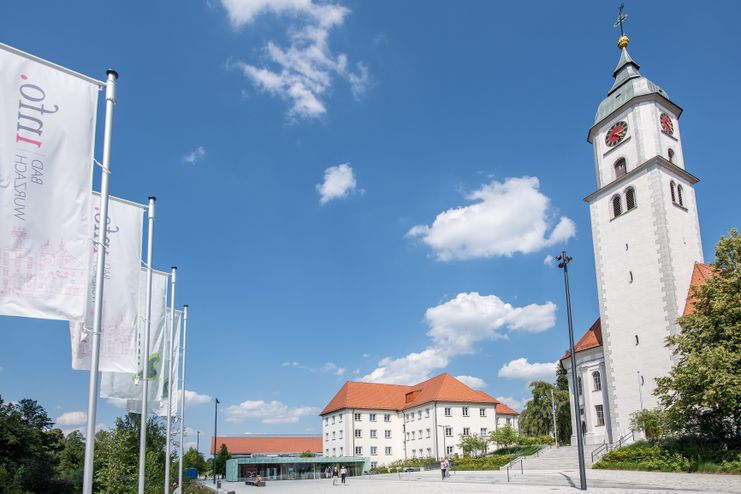 Kloster Maria Rosengarten mit der Stadtkirche St. Verena und der Bad Wurzach Info mit Moor Extrem