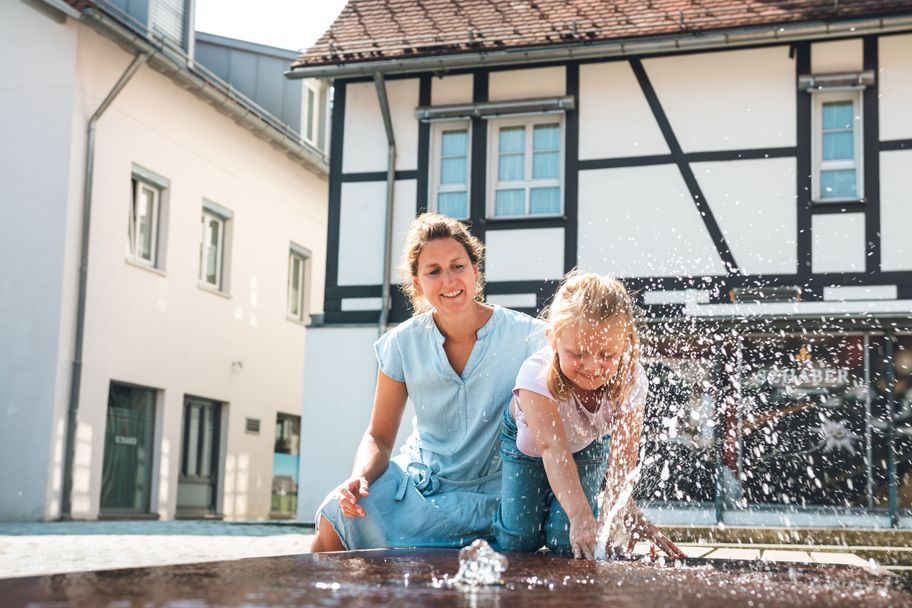 Mutter mit Kind am Brunnen ©Tourist Information Immenstadt, Tobias Bäurle