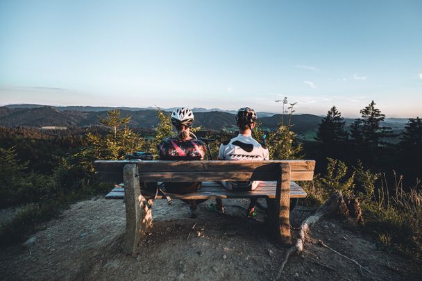 mountainbiker-rast-mit-ausblick-adelegg-foto-lars-schmucker-org