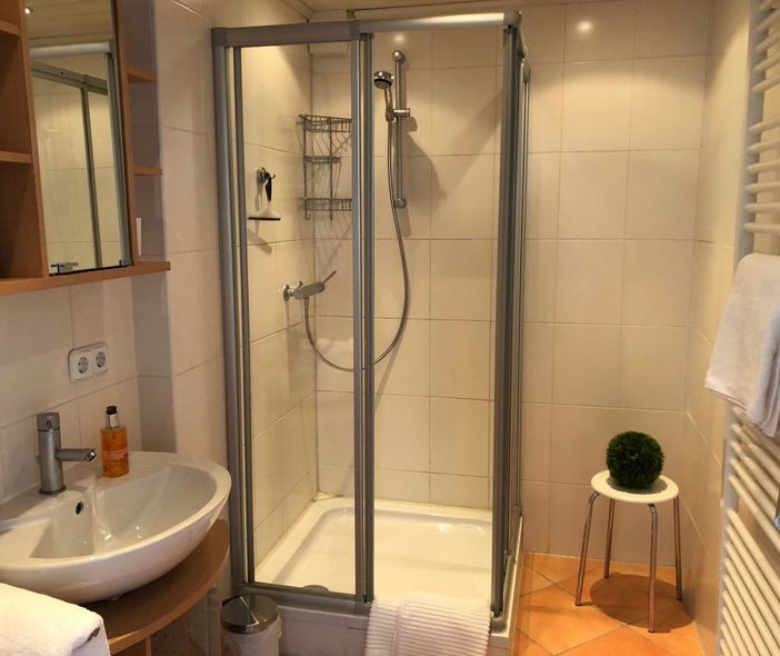 Bad mit Dusche und Handtuchwärmer
