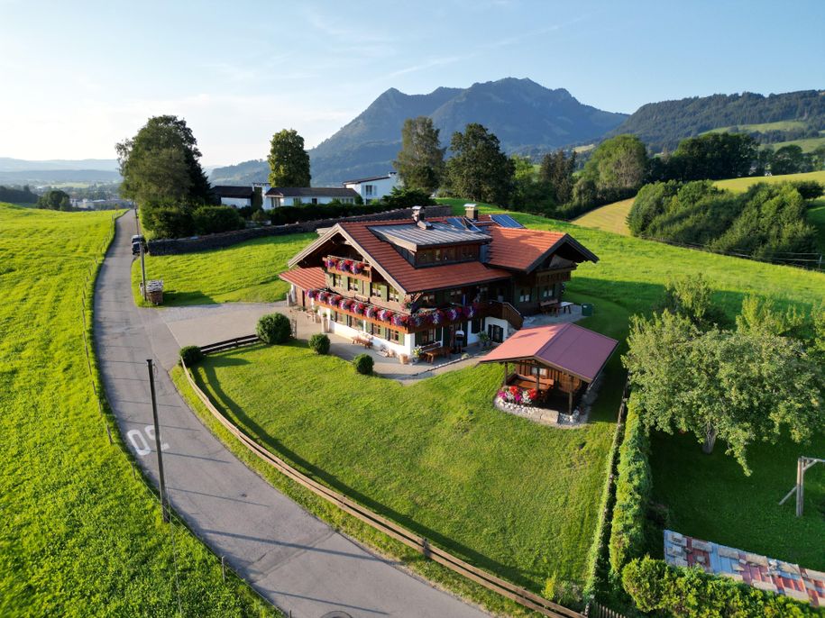Haus im Sommer mit Grünten im Hintergrund