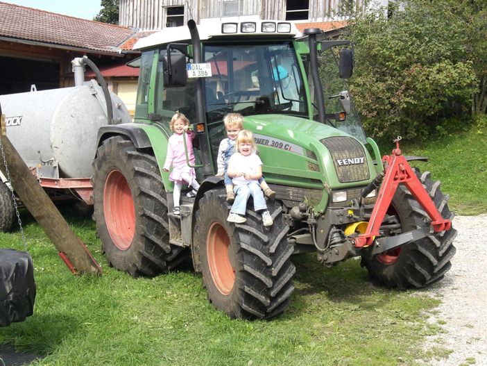Kinder beim Traktor