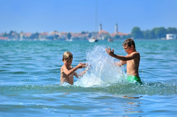 Landkreis Lindau_im Wasser spritzende Kinder