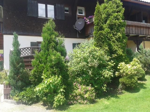 Blick auf Terrasse Fewo 1 und Balkon Fewo 2