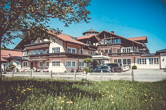Gebäudeansicht_1_ohne_Sterne