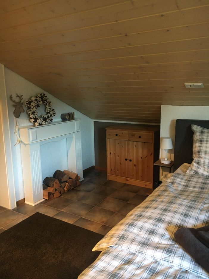 Schlafzimmer mit Boxspringbett 180x200