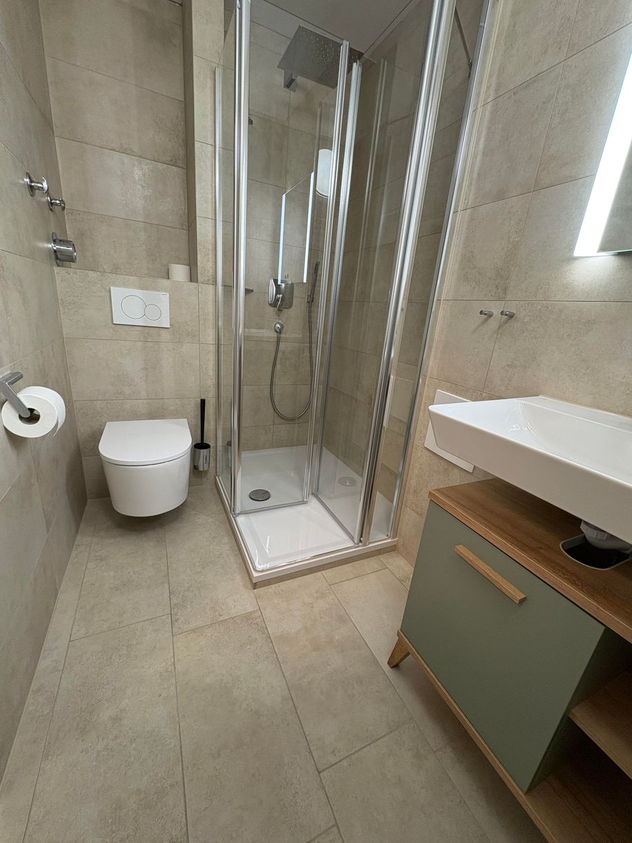Badezimmer mit Dusche