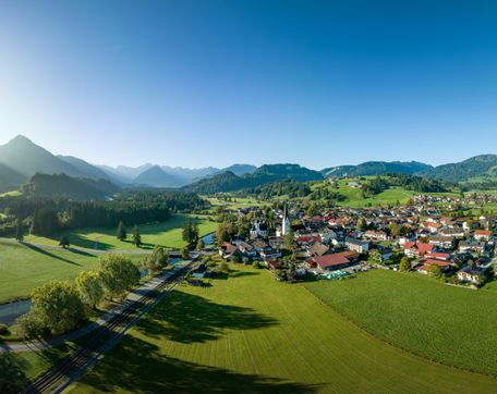 Achtsamkeit beim Spaziergang an der Iller bei Fischen in den Allgäuer Hörnerdörfern