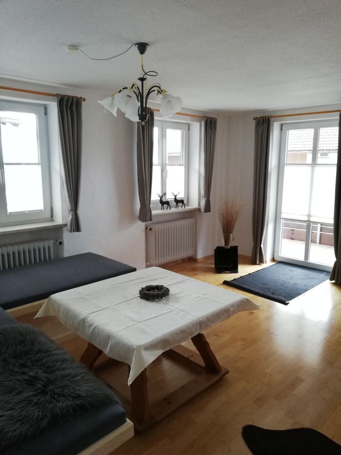 Wohnzimmer mit gemütlicherm Sofa