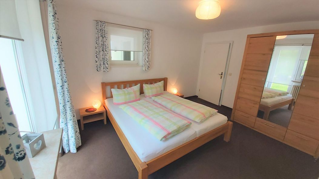 Schlafzimmer 1