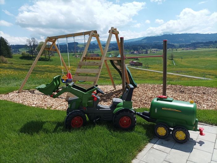 Spass mit Trettraktor am Spielplatz