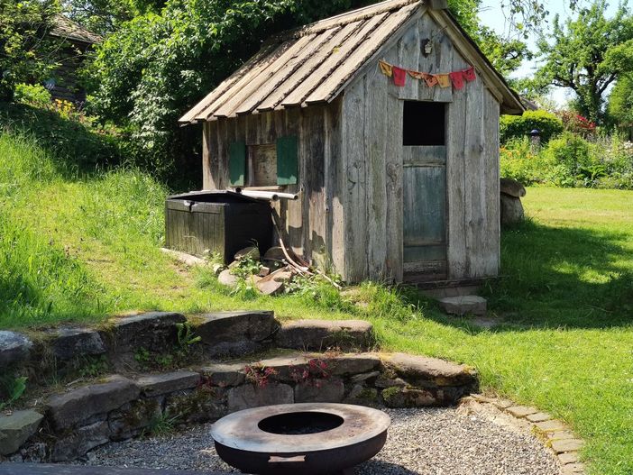 Spielhütte mit Feuerschale