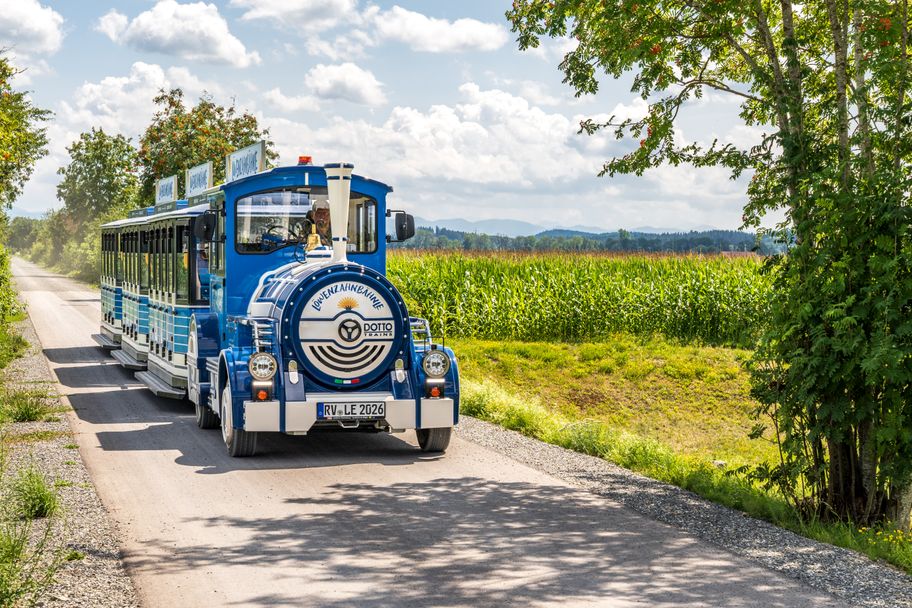 Das Löwenzahnbähnle fährt zwischen der Altstadt und Center Parcs Park Allgäu auf dem ehemaligen Bahndamm