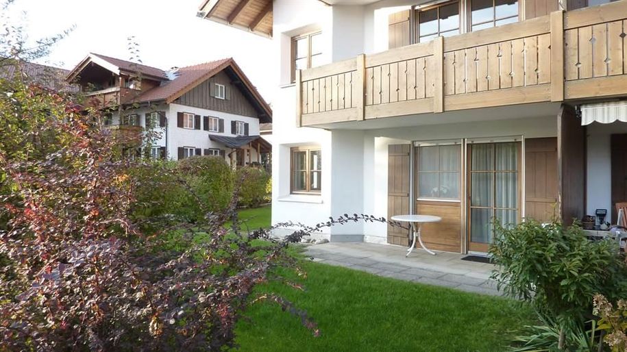 Terassenansicht vom Garten mit Sträuchern