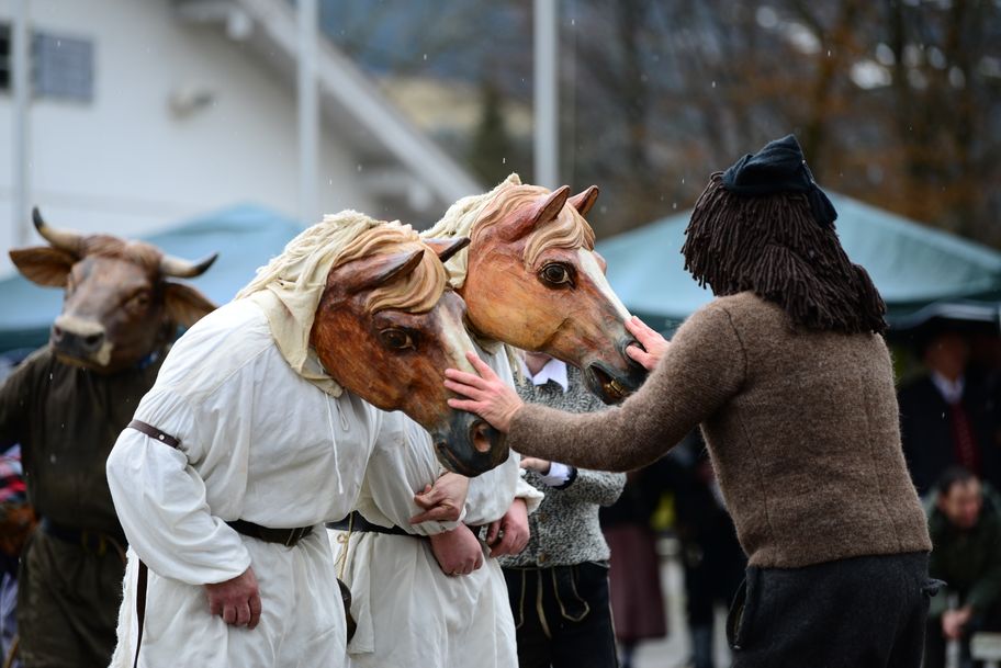 Der Bauer versucht die Pferde zu beruhigen