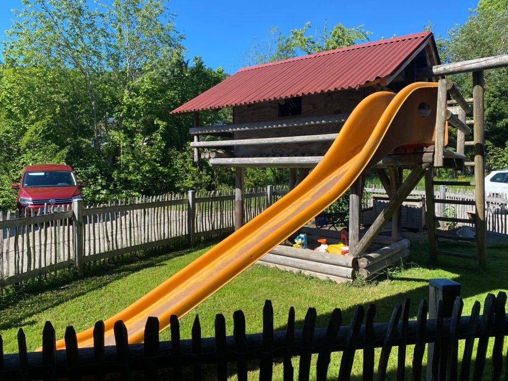 Unser Spielplatz direkt vor der Haustüre