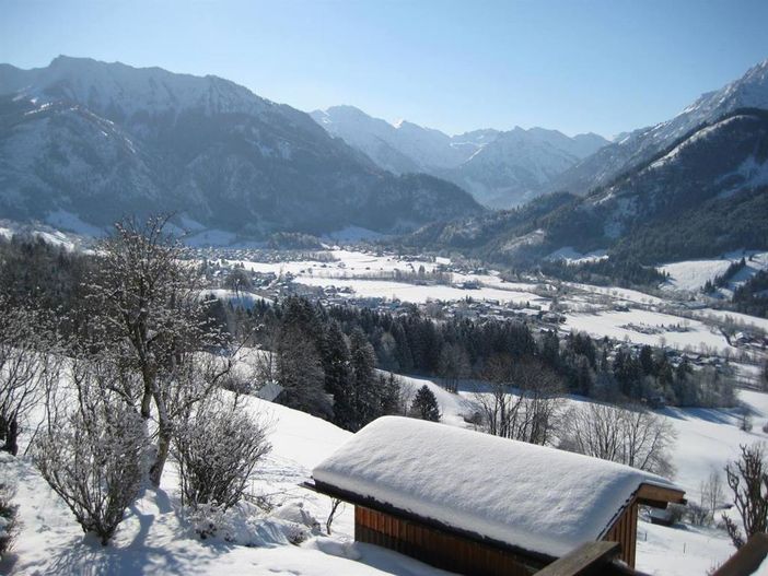 Winterblick vom Balkon ins Ostrachtal