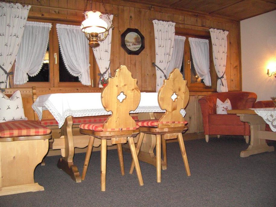 Wohnzimmer_Ferienwohnung_1 1