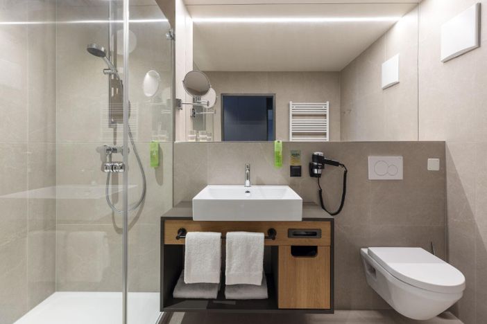Doppelzimmer mit Balkon (Badezimmer)