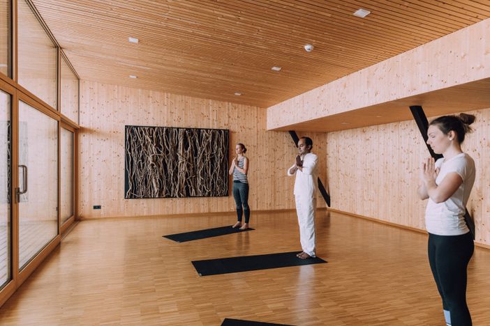 naturhotel_chesa_valisa_seminarraum_yogagruppe