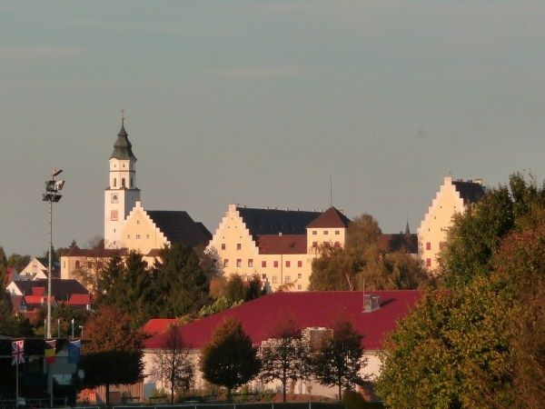 Fuggerschloss und Kirche St. Andreas