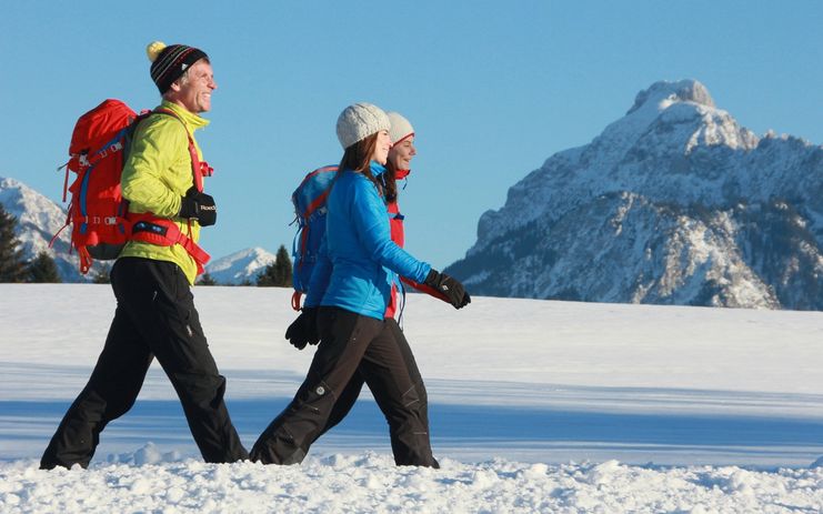 Winterwandern mit Blick auf den Säuling