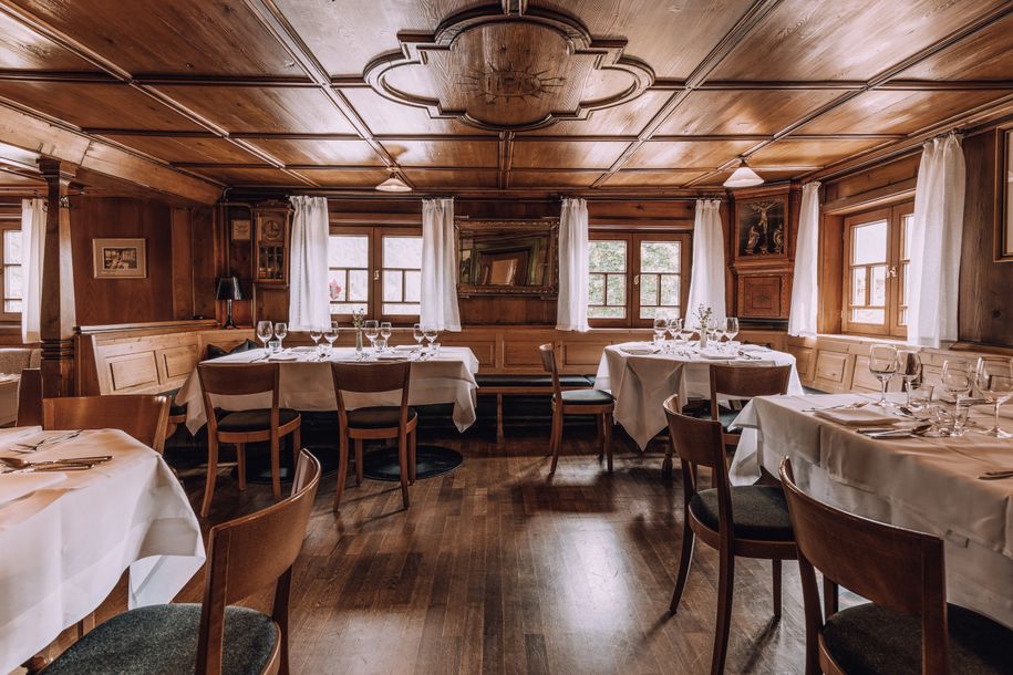 naturhotel_chesa_valisa_restaurant_stube_eingedeckt_frontal